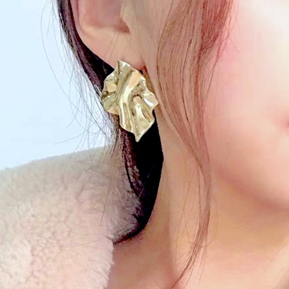 ❣️$25/3❣️ Gold Plated Wave Diamond Shaped Stud Earrings - Picture 1 of 11